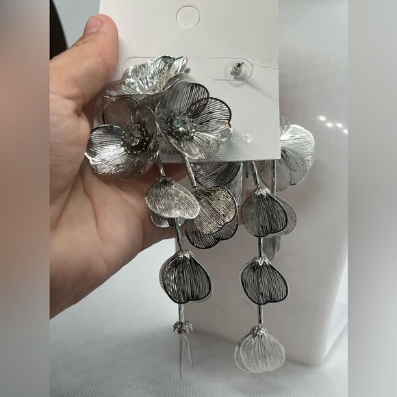 Zara Famous Kate Middleton Floral Statement Earrings - Picture 3 of 17